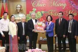 La miembro del Buró Político y jefa del Departamento de Movilización de Masas del Comité Central del Partido Comunista de Vietnam, Truong Thi Mai, y el sacerdote Tran Xuan Manh