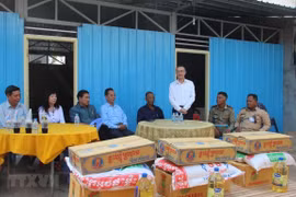 Entregan casas nuevas a familias vietnamitas afectadas por incendio en Camboya