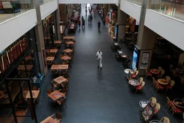 Centros comerciales de Malasia aumentan medidas contra el COVID-19