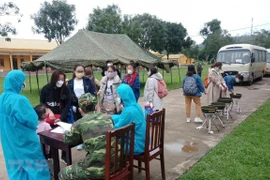 Thanh Hoa realiza pruebas para la detección de SARS-CoV-2 a 161 vietnamitas regresados del extranjero