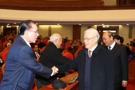 Se reúne Buró Político con exaltos dirigentes del Partido Comunista y Estado de Vietnam