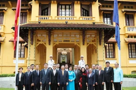 Izan bandera de la ASEAN en Vietnam por aniversario 53 de su fundación