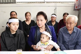 Presidenta del Parlamento visita a familias de soldados fallecidos en incidente en centro de Vietnam 