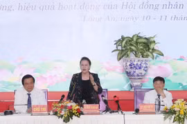 Presidenta del Parlamento de Vietnam participa en conferencia de consejos populares