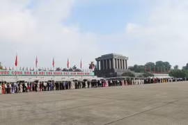 Gran número de personas rinde homenaje al Presidente Ho Chi Minh en el Tet