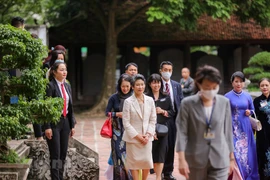 Cónyuge del premier japonés visita sitios de interés en Vietnam