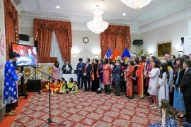Celebran vietnamitas en Estados Unidos y Tailandia fiestas por Año Nuevo Lunar 2020