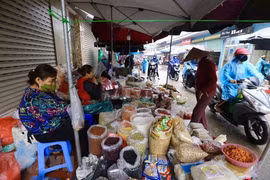 Mercados en Ciudad Ho Chi Minh refuerzan medidas preventivas del COVID-19