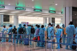 Aterriza en Vietnam primer vuelo comercial tras período de COVID-19