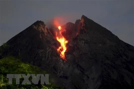 Volcán en Indonesia arroja cenizas de seis mil metros de altura