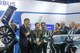 Delegación del Ministerio de Defensa de Vietnam cumple amplia agenda de trabajo en Singapur