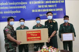 Zona militar 7 de Vietnam dona suministros médicos a Ejército Real de Camboya