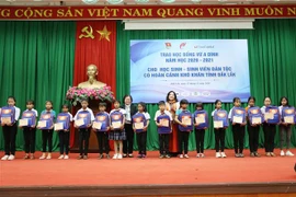 Otorgan becas a alumnos con dificultades económicas en provincia vietnamita