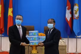 Vietnam otorga mascarillas al Partido Popular de Camboya para combatir COVID-19