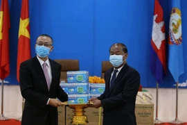 Vietnam otorga mascarillas al Partido Popular de Camboya para combatir COVID-19