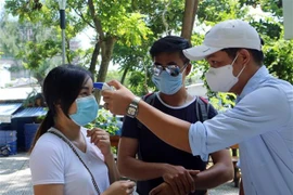 Primer ministro de Vietnam insta a continuar aplicando estrictamente medidas contra el COVID-19