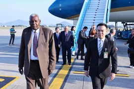 Ceremonia de bienvenida al presidente de la Asamblea Nacional del Poder Popular de Cuba, Esteban Lazo Hernández, en el aeropuerto internacional de Noi Bai (Foto: VNA)
