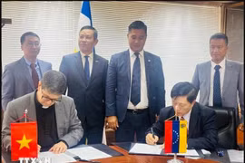 Delegados en la ceremonia de firma (Foto: VNA)