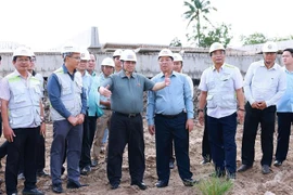 El primer ministro Pham Minh Chính realizó hoy una inspección y motivó a las fuerzas de trabajo en el sitio de construcción del Proyecto de Autopista Can Tho-Ca Mau. (Fuente: VNA)