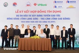 Ceremonia de firma del contrato de crédito del proyecto de la autopista Dong Dang (Lang Son) - Tra Linh (Cao Bang), el 4 de octubre. (Foto: Vietnam+)