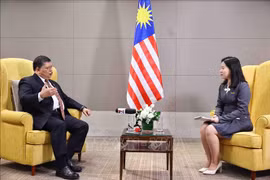 El presidente de la Cámara de Representantes de Malasia, Tan Sri Dato' Johari Bin Abdul (i), concede una entrevista exclusiva a la Agencia Vietnamita de Noticias (VNA). (Foto: VNA)