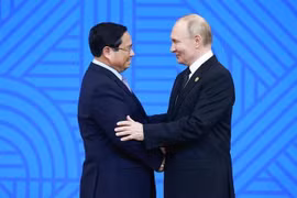El presidente ruso, Vladimir Putin (derecha), presidente del BRICS 2024, recibe al primer ministro Pham Minh Chinh. (Foto: VNA)