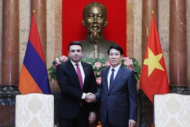 El presidente de Vietnam, Luong Cuong, (derecha) y el titular de la Asamblea Nacional de Armenia, Alen Simonyan. (Fuente: VNA)