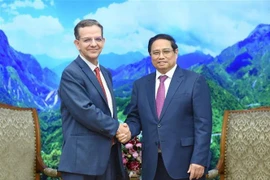 El primer ministro Pham Minh Chinh recibe a Paulo Medas, jefe del equipo de trabajo del Fondo Monetario Internacional (FMI). (Fuente: VNA)