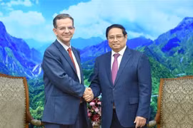 El primer ministro Pham Minh Chinh recibe a Paulo Medas, jefe del equipo de trabajo del Fondo Monetario Internacional (FMI). (Fuente: VNA)