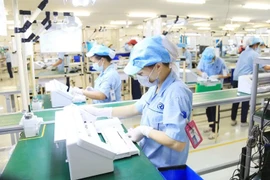 La producción de piezas eléctricas en la empresa Rhythm Precision en Hanoi (Foto: Hanoimoi)