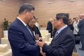 El primer ministro Pham Minh Chinh (derecha) y el secretario general del Partido Comunista de China (PCCh) y presidente, Xi Jinping. (Foto: VNA)