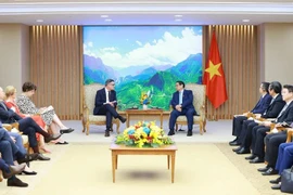 El primer ministro Pham Minh Chinh (derecha) recibe al ministro presidente del estado alemán de Hesse, Boris Rhein, en Hanoi el 28 de noviembre. (Foto: VNA)