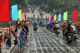 Entra en operación puente flotante Phong Chau en localidad vietnamita 