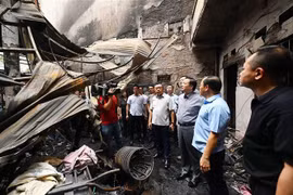 El viceprimer ministro Tran Hong Ha y el presidente del Comité Popular de Hanoi, Tran Si Thanh llegan al escenario del incendio. (Fuente:VNA)