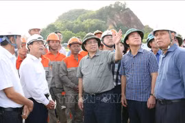 Premier de Vietnam averigua progreso de línea de eléctrica 500 kV