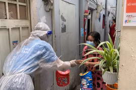 Soldados hacen linternas para niños en zonas de alto riesgo pandémico