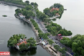 Thuy Trung Tien - Templo milenario de Vietnam en el lago Truc Bach