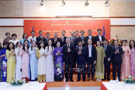 El presidente To Lam con funcionarios y empleados de la Embajada y representantes de la comunidad vietnamita en Camboya. (Fuente: VNA)