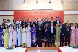 El presidente To Lam con funcionarios y empleados de la Embajada y representantes de la comunidad vietnamita en Camboya. (Fuente: VNA)