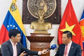 El embajador vietnamita en Venezuela, Vu Trung My, concede una entrevista al canal de televisión Venevisión. (Foto: Embajada de Vietnam en Venezuela)