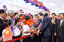Ceremonia de bienvenida del presidente de la Asamblea Nacional de Vietnam, Tran Thanh Man, en el Aeropuerto Internacional de Phnom Penh. (Fuente: VNA)
