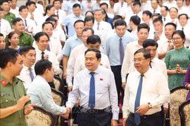 El presidente de la Asamblea Nacional, Tran Thanh Man, y los delegados en la reunión (Fuente: VNA)