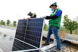 Instalación de paneles solares en el tejado de la planta de agua Song Duong con inversión del grupo AquaOne. (Fuente: nhandan.vn)
