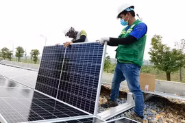 Instalación de paneles solares en el tejado de la planta de agua Song Duong con inversión del grupo AquaOne. (Fuente: nhandan.vn)