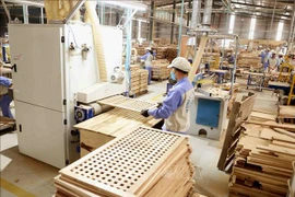 Producción de muebles de madera para exportación al mercado estadounidense en la compañía Trieu Phu Loc, provincia de Binh Duong. (Fuente: VNA)