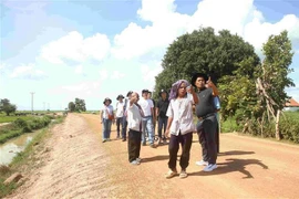 Miembros de la delegación entrevistan a testigos históricos del régimen genocida de Pol Pot en el sitio de Go Po Chey en el distrito de Kandeang, provincia de Pursat, Camboya (Fuente: VNA)