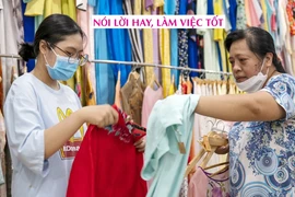 La tienda "Ao dai de cero dong" tiene diversos modelos para que las mujeres elijan (Fuente: phunuvietnam.vn)