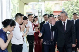 El presidente To Lam visita la empresa Metfone, empresa conjunta entre el Grupo Militar de Industria y Telecomunicaciones Viettel y socios camboyanos. (Fuente: VNA)