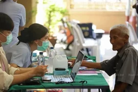 Personal médico y voluntarios realizan chequeos de salud gratuitos a personas mayores en Bangkok, 24 de febrero (Fuente: Bangkok Post)