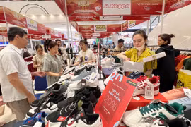 Compradores en Aeon Mall, distrito de Long Bien. (Fuente: hanoimoi.vn)